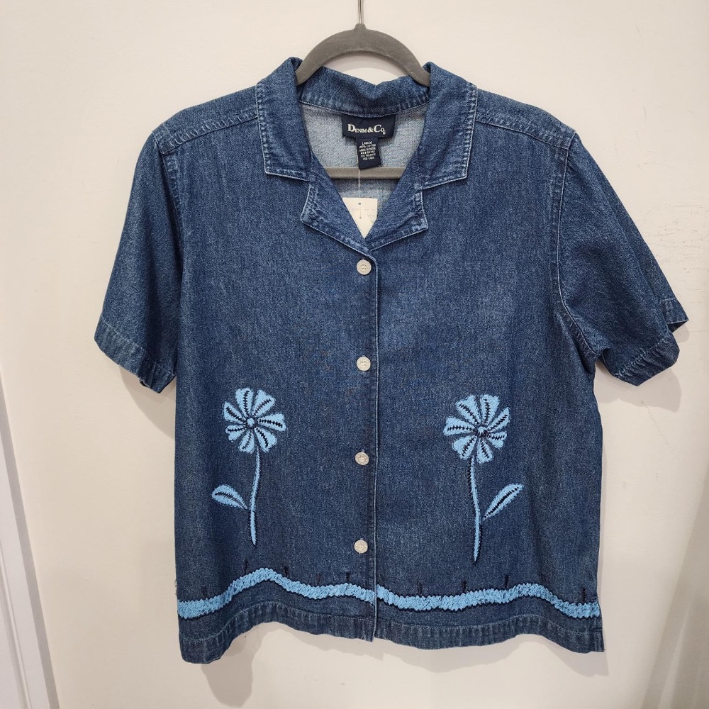 NWT DENIM & CO WOMEN'S DENIM BUTTON DOWN FLORAL EMBROIDERED TOP - LARGE